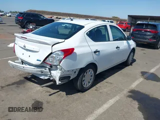 2016 Nissan Versa S z VIN 3N1CN7AP3GL903343, wystawiony jako IAAI lot #42520278 z przebiegiem 106 630 mil mil oraz . Historia ofert i sprzedaży dostępna na DreamBid. Obrazek 4.