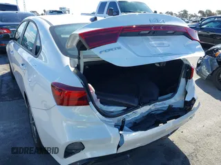 2023 Kia Forte LXS z VIN 3KPF24AD3PE599829, wystawiony jako IAAI lot #41740903 z przebiegiem 20 548 mil mil oraz . Historia ofert i sprzedaży dostępna na DreamBid. Obrazek 6.