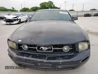 2007 Ford Mustang Deluxe z VIN 1ZVFT80N275250748, wystawiony jako Copart lot #57345935 z przebiegiem 145 523 mil mil oraz Czysty tytuł • Clean title. Historia ofert i sprzedaży dostępna na DreamBid. Obrazek 5.