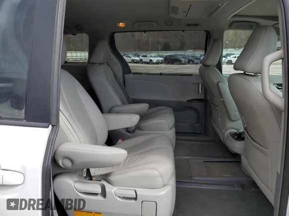 2012 Toyota Sienna XLE z VIN 5TDDK3DC6CS043440, wystawiony jako Copart lot #50408865 z przebiegiem 229 239 mil mil oraz Szkoda całkowita • Salvage title. Historia ofert i sprzedaży dostępna na DreamBid. Obrazek 12.