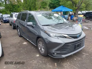 2025 Toyota Sienna XLE z VIN 5TDJRKEC3SS233492, wystawiony jako IAAI lot #42287198 z przebiegiem 2 239 mil mil oraz . Historia ofert i sprzedaży dostępna na DreamBid. Obrazek 1.
