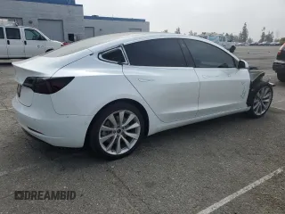 2018 Tesla Model 3 Long Range Battery z VIN 5YJ3E1EA5JF053673, wystawiony jako Copart lot #53091445 z przebiegiem 60 849 mil mil oraz Szkoda całkowita • Salvage title. Historia ofert i sprzedaży dostępna na DreamBid. Obrazek 3.