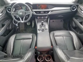 2018 Alfa Romeo Stelvio Sport z VIN ZASFAKPN4J7B72214, wystawiony jako Copart lot #56474125 z przebiegiem 135 689 mil mil oraz Szkody całkowita. Historia ofert i sprzedaży dostępna na DreamBid. Obrazek 8.