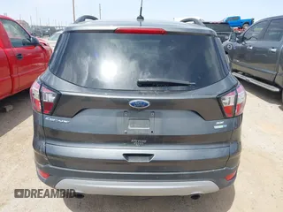 2018 Ford Escape SE z VIN 1FMCU9G98JUC13620, wystawiony jako IAAI lot #42011272 z przebiegiem 71 677 mil mil oraz . Historia ofert i sprzedaży dostępna na DreamBid. Obrazek 16.