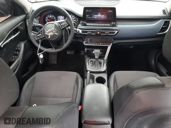 2022 Kia Seltos S z VIN KNDEUCAA8N7261717, wystawiony jako Copart lot #55783595 z przebiegiem 96 482 mil mil oraz Czysty tytuł • Clean title. Historia ofert i sprzedaży dostępna na DreamBid. Obrazek 8.