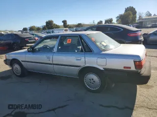 1988 Toyota Camry z VIN JT2SV24E5J3276324, wystawiony jako Copart lot #88117355 z przebiegiem 89 928 mil mil oraz Szkoda całkowita • Salvage title. Historia ofert i sprzedaży dostępna na DreamBid. Obrazek 2.