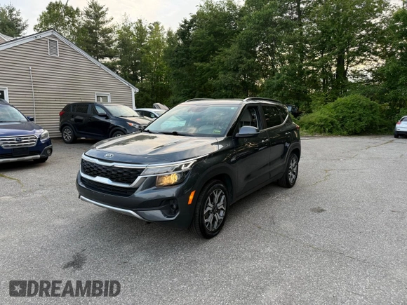 2021 Kia Seltos EX z VIN KNDERCAA6M7135176, wystawiony jako Copart lot #59635315 z przebiegiem 106 872 mil mil oraz Czysty tytuł • Clean title. Historia ofert i sprzedaży dostępna na DreamBid. Obrazek 2.