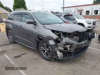 2016 Toyota Highlander XLE z VIN 5TDKKRFH7GS176099, wystawiony jako IAAI lot #42351219 z przebiegiem 104 986 mil mil oraz . Historia ofert i sprzedaży dostępna na DreamBid. Obrazek 1.