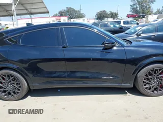 2023 Ford Mustang Mach-E GT z VIN 3FMTK4SX5PMA06095, wystawiony jako IAAI lot #42203596 z przebiegiem 27 664 mil mil oraz . Historia ofert i sprzedaży dostępna na DreamBid. Obrazek 13.