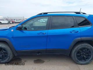 2022 Jeep Cherokee Trailhawk z VIN 1C4PJMBX4ND513488, wystawiony jako IAAI lot #42137114 z przebiegiem 12 306 mil mil oraz . Historia ofert i sprzedaży dostępna na DreamBid. Obrazek 14.