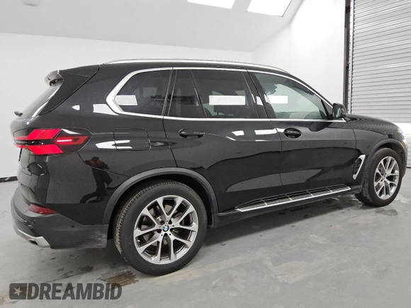 2024 BMW X5 xDrive40i z VIN 5UX23EU04R9T53436, wystawiony jako Copart lot #49401355 z przebiegiem 31 358 mil mil oraz Tytuł czysty. Historia ofert i sprzedaży dostępna na DreamBid. Obrazek 3.