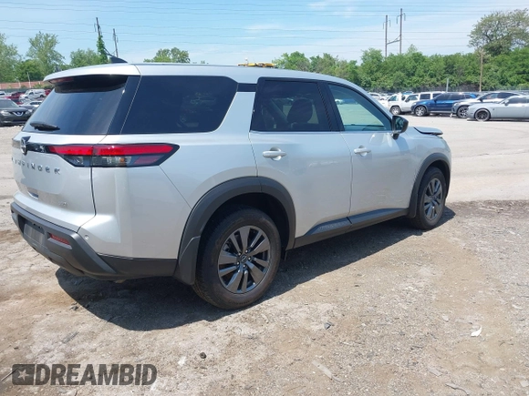 2024 Nissan Pathfinder S z VIN 5N1DR3ACXRC251780, wystawiony jako IAAI lot #42245940 z przebiegiem 7 871 mil mil oraz . Historia ofert i sprzedaży dostępna na DreamBid. Obrazek 4.