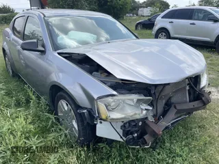 2014 Dodge Avenger SE z VIN 1C3CDZAB8EN149812, wystawiony jako IAAI lot #42092082 z przebiegiem 126 244 mil mil oraz . Historia ofert i sprzedaży dostępna na DreamBid. Obrazek 1.