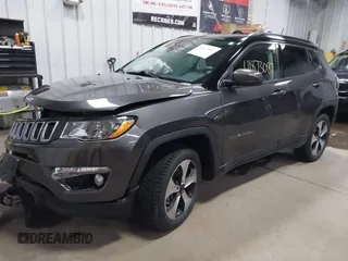 2019 Jeep Compass Latitude z VIN 3C4NJDBB3KT828901, wystawiony jako IAAI lot #41873087 z przebiegiem 49 107 mil mil oraz . Historia ofert i sprzedaży dostępna na DreamBid. Obrazek 2.