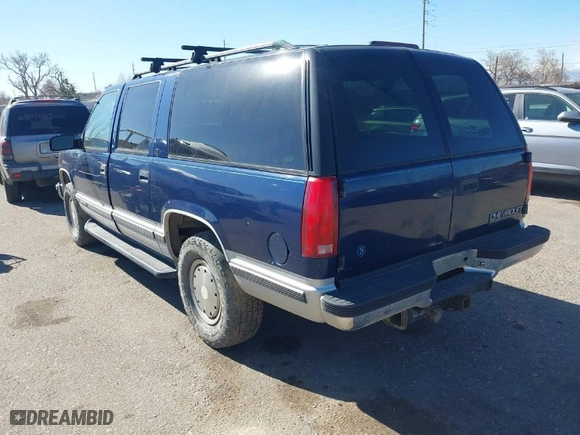 1997 Chevrolet Suburban with VIN 1GNFK16R3VJ423650, listed as a IAAI auction lot 41517985 with 204,817 mi miles. Bid and sale history available at carsss.com. Image 3.