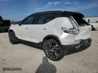 2022 Volvo XC40 R-Design with VIN YV4162UM0N2693446, listed as a Copart auction lot 48060155 with 30,100 mi miles and Salvage Title. Bid and sale history available at carsss.com. Image 2.