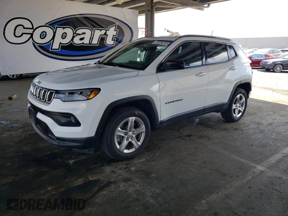 2023 Jeep Compass Latitude z VIN 3C4NJDBN0PT561850, wystawiony jako Copart lot #60563465 z przebiegiem 50 881 mil mil oraz Czysty tytuł • Clean title. Historia ofert i sprzedaży dostępna na DreamBid. Obrazek 1.