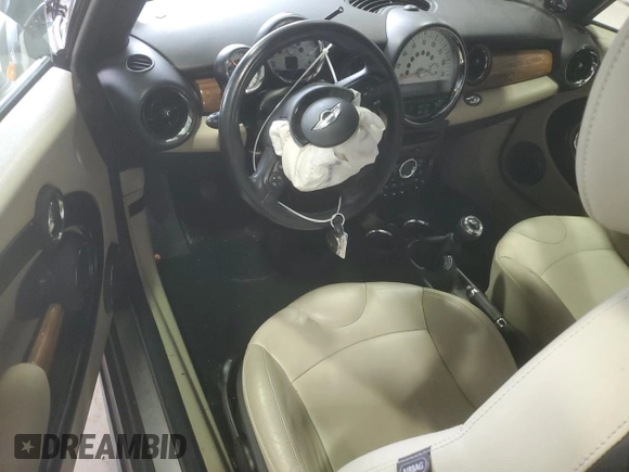 2011 MINI Convertible с VIN WMWZN3C5XBTZ89537, выставлен на аукционе Copart как лот 44161315 с пробегом Не указан миль и Чистый • Clean title. История ставок и продаж доступна на DreamBid. Изображение 8.