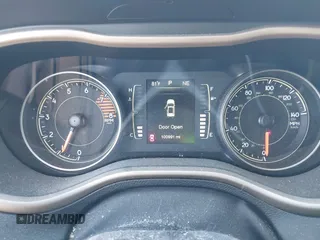 2016 Jeep Cherokee Latitude z VIN 1C4PJLCS0GW138381, wystawiony jako IAAI lot #41844589 z przebiegiem 100 991 mil mil oraz . Historia ofert i sprzedaży dostępna na DreamBid. Obrazek 7.