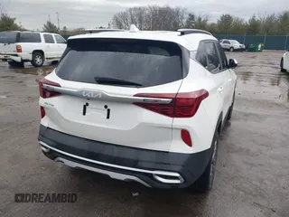2022 Kia Seltos S z VIN KNDEUCAA7N7296295, wystawiony jako IAAI lot #41661457 z przebiegiem 45 293 mil mil oraz . Historia ofert i sprzedaży dostępna na DreamBid. Obrazek 4.