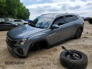2024 Volkswagen Atlas SE z VIN 1V2WE2CA0RC209115, wystawiony jako Copart lot #54982565 z przebiegiem 13 879 mil mil oraz Szkoda całkowita • Salvage title. Historia ofert i sprzedaży dostępna na DreamBid. Obrazek 1.