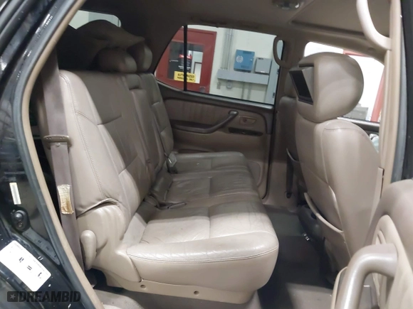 2004 Toyota Sequoia Limited with VIN 5TDZT38A24S226055, listed as a IAAI auction lot 40219005 with 226,445 mi miles. Bid and sale history available at carsss.com. Image 8.