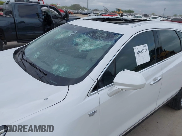 2017 Cadillac XT5 Luxury FWD z VIN 1GYKNBRS3HZ195197, wystawiony jako IAAI lot #42033419 z przebiegiem 76 709 mil mil oraz . Historia ofert i sprzedaży dostępna na DreamBid. Obrazek 17.