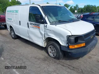 2014 Chevrolet Express Cargo z VIN 1GCWGFFA7E1137334, wystawiony jako IAAI lot #42315556 z przebiegiem 214 615 mil mil oraz . Historia ofert i sprzedaży dostępna na DreamBid. Obrazek 1.