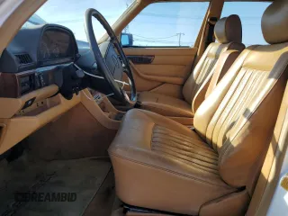 1986 Mercedes-Benz 560 with VIN WDBCA39D6GA238259, listed as a Copart auction lot 89204495 with 106,746 mi miles and Salvage Title. Bid and sale history available at DreamBid. Image 7.