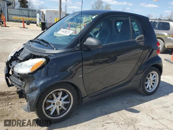 2009 Smart fortwo Pure z VIN WMEEJ31X49K219479, wystawiony jako Copart lot #52446625 z przebiegiem 82 337 mil mil oraz Szkody całkowita. Historia ofert i sprzedaży dostępna na DreamBid. Obrazek 1.