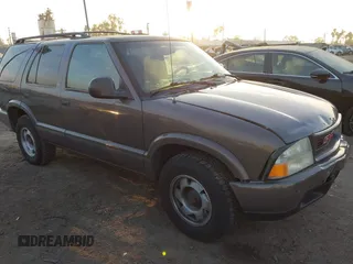 1998 GMC Jimmy SL with VIN 1GKCS13W1W2562133, listed as a IAAI auction lot 41159010 with 277,799 mi miles. Bid and sale history available at carsss.com. Image 1.