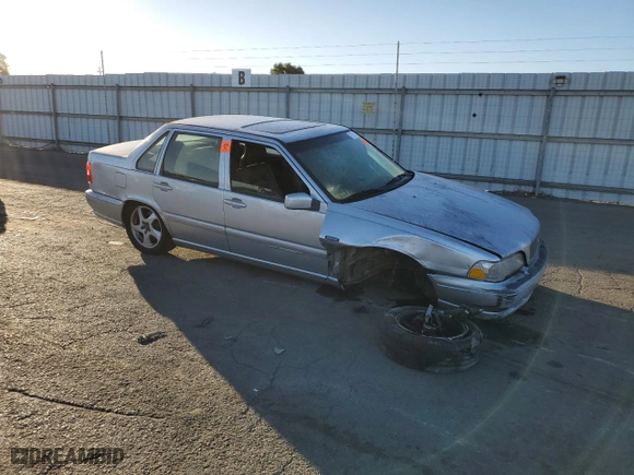 1998 Volvo S70 T5 with VIN YV1LS5371W1483508, listed as a Copart auction lot 77251324 with 89,298 mi miles and Salvage Title. Bid and sale history available at carsss.com. Image 4.