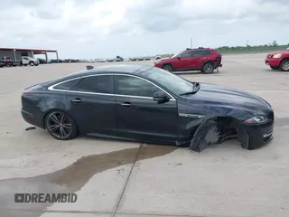 2019 Jaguar XJ z VIN SAJWA1CEXKMW22140, wystawiony jako IAAI lot #42113507 z przebiegiem 24 207 mil mil oraz . Historia ofert i sprzedaży dostępna na DreamBid. Obrazek 13.