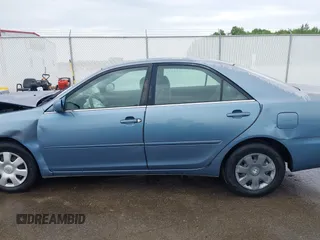 2002 Toyota Camry LE z VIN 4T1BE32KX2U617732, wystawiony jako IAAI lot #42208913 z przebiegiem Nie podano mil oraz . Historia ofert i sprzedaży dostępna na DreamBid. Obrazek 14.