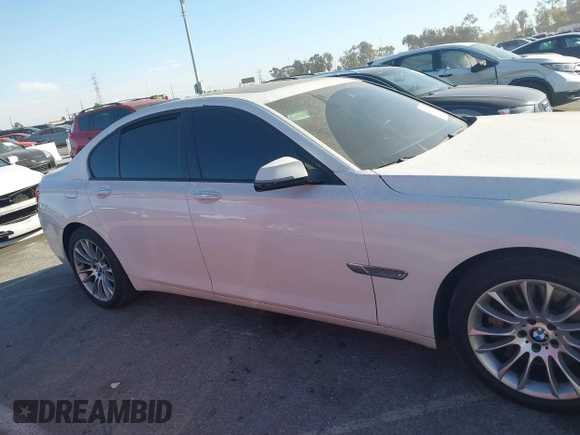 2015 BMW 7 Series 750i с VIN WBAYA8C58FD825806, выставлен на аукционе IAAI как лот 41221472 с пробегом 131 730 миль миль и . История ставок и продаж доступна на DreamBid. Изображение 13.