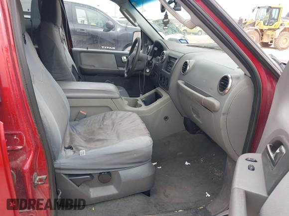 2004 Ford Expedition Special Service with VIN 1FMPU15L84LB03114, listed as a IAAI auction lot 41303228 with 163,463 mi miles. Bid and sale history available at carsss.com. Image 5.