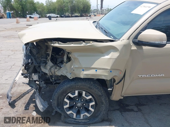 2017 Toyota Tacoma SR5 z VIN 3TMAZ5CN8HM039863, wystawiony jako IAAI lot #42384198 z przebiegiem 53 142 mil mil oraz . Historia ofert i sprzedaży dostępna na DreamBid. Obrazek 6.