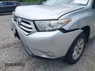 2013 Toyota Highlander z VIN 5TDZK3EH0DS127237, wystawiony jako IAAI lot #42266241 z przebiegiem 241 582 mil mil oraz . Historia ofert i sprzedaży dostępna na DreamBid. Obrazek 17.
