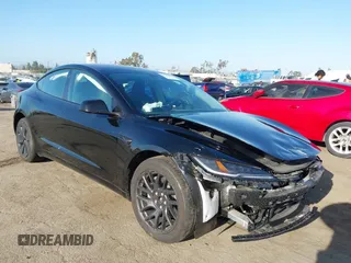 2025 Tesla Model 3 Long Range z VIN 5YJ3E1EB3SF926394, wystawiony jako IAAI lot #42249844 z przebiegiem 1 090 mil mil oraz . Historia ofert i sprzedaży dostępna na DreamBid. Obrazek 1.