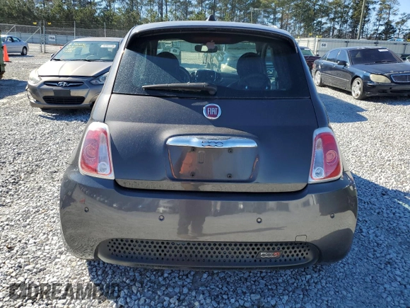 2016 FIAT 500e z VIN 3C3CFFGE7GT193152, wystawiony jako Copart lot #45916535 z przebiegiem 62 485 mil mil oraz Czysty tytuł • Clean title. Historia ofert i sprzedaży dostępna na DreamBid. Obrazek 6.