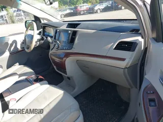 2012 Toyota Sienna XLE z VIN 5TDDK3DC6CS044409, wystawiony jako IAAI lot #42409389 z przebiegiem 231 567 mil mil oraz . Historia ofert i sprzedaży dostępna na DreamBid. Obrazek 5.