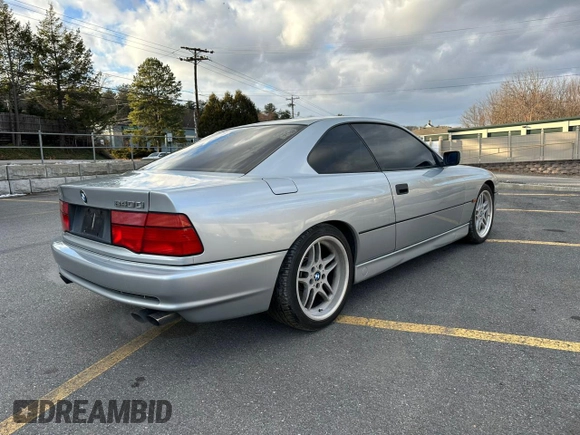 1997 BMW 8 Series z VIN WBAEF8325VCC31790, wystawiony jako Copart lot #85198614 z przebiegiem 115 638 mil mil oraz Czysty tytuł • Clean title. Historia ofert i sprzedaży dostępna na DreamBid. Obrazek 3.