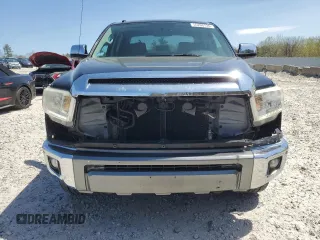 2017 Toyota Tundra Platinum z VIN 5TFAY5F18HX676029, wystawiony jako Copart lot #55206735 z przebiegiem 67 784 mil mil oraz Szkoda całkowita • Salvage title. Historia ofert i sprzedaży dostępna na DreamBid. Obrazek 5.