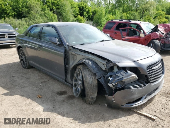 2015 Chrysler 300 S z VIN 2C3CCAGG0FH814316, wystawiony jako Copart lot #58473405 z przebiegiem 163 216 mil mil oraz Czysty tytuł • Clean title. Historia ofert i sprzedaży dostępna na DreamBid. Obrazek 4.