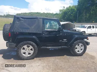 2010 Jeep Wrangler Sahara z VIN 1J4AA5D16AL110711, wystawiony jako IAAI lot #42751095 z przebiegiem 266 079 mil mil oraz . Historia ofert i sprzedaży dostępna na DreamBid. Obrazek 13.
