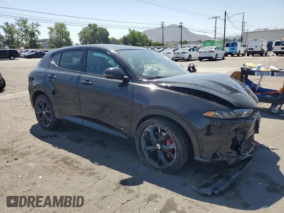 2024 Dodge Hornet R/T Plus z VIN ZACPDFDW4R3A14678, wystawiony jako Copart lot #57875455 z przebiegiem 5 215 mil mil oraz Szkoda całkowita • Salvage title. Historia ofert i sprzedaży dostępna na DreamBid. Obrazek 4.