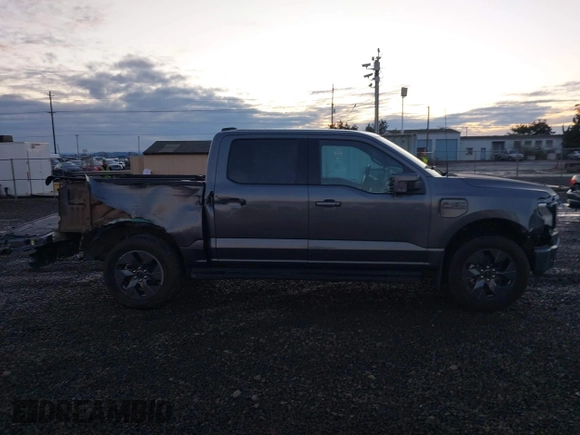 2023 Ford F-150 Lightning Pro z VIN 1FT6W1EV6PWG26596, wystawiony jako IAAI lot #40862334 z przebiegiem 13 857 mil mil oraz . Historia ofert i sprzedaży dostępna na DreamBid. Obrazek 14.