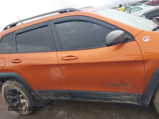 2016 Jeep Cherokee Trailhawk z VIN 1C4PJMBS0GW155379, wystawiony jako IAAI lot #41472352 z przebiegiem 116 036 mil mil oraz . Historia ofert i sprzedaży dostępna na DreamBid. Obrazek 13.
