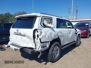 2018 Toyota 4Runner SR5 z VIN JTEZU5JR6J5166948, wystawiony jako IAAI lot #41625523 z przebiegiem 50 890 mil mil oraz . Historia ofert i sprzedaży dostępna na DreamBid. Obrazek 4.