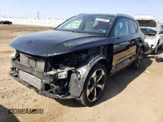 2020 Volvo XC40 Momentum z VIN YV4162UK7L2287983, wystawiony jako Copart lot #52924665 z przebiegiem 62 697 mil mil oraz Szkoda całkowita • Salvage title. Historia ofert i sprzedaży dostępna na DreamBid. Obrazek 1.